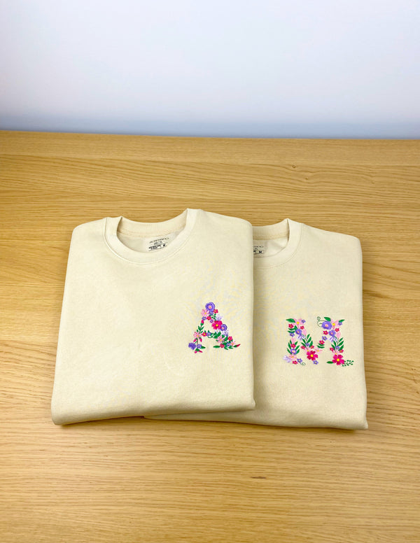 SUDADERA PERSONALIZADA INICIAL CON FLORES